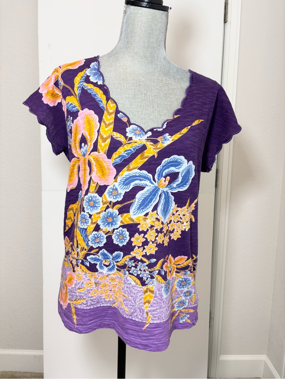 Anthropologie Vintage Deletta Purple Iris V-Neck Scalloped Hem Top SZ M